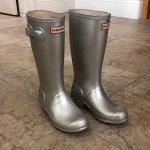 Hunter girls size 3 boots, gently used. Good condition.